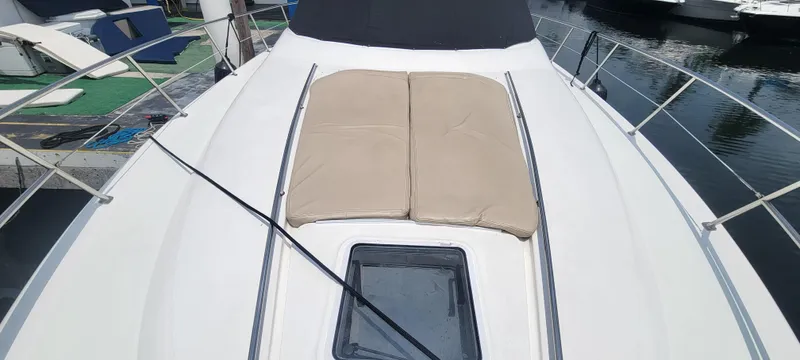  Yacht Photos Pics 2004 Sea Ray 480 Sedan Bridge bow with sunpads and hatch.