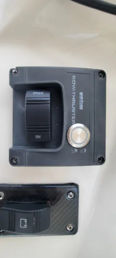  Yacht Photos Pics 2004 Sea Ray 480 Sedan Bridge bow thruster control panel