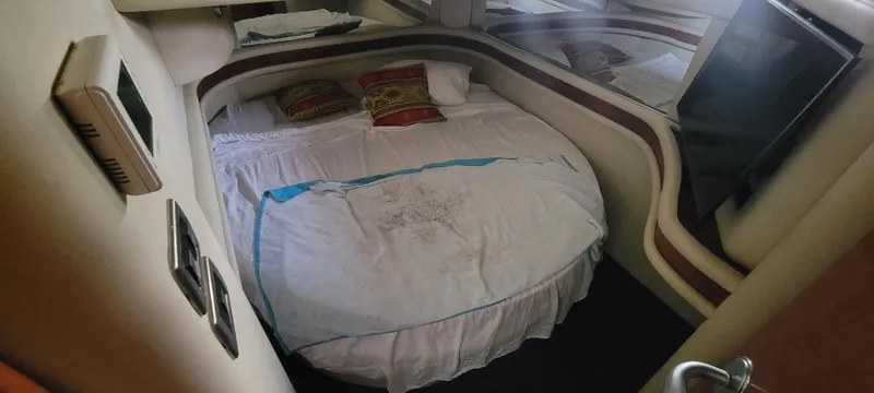  Yacht Photos Pics Luxurious bedroom in a 2004 Sea Ray 480 Sedan Bridge yacht.