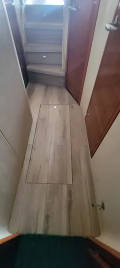  Yacht Photos Pics Interior hallway of a 2004 Sea Ray 480 Sedan Bridge yacht with wooden flooring.