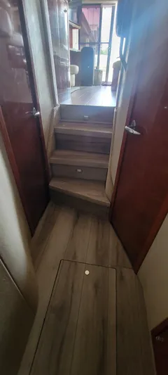  Yacht Photos Pics Interior stairs of 2004 Sea Ray 480 Sedan Bridge yacht.