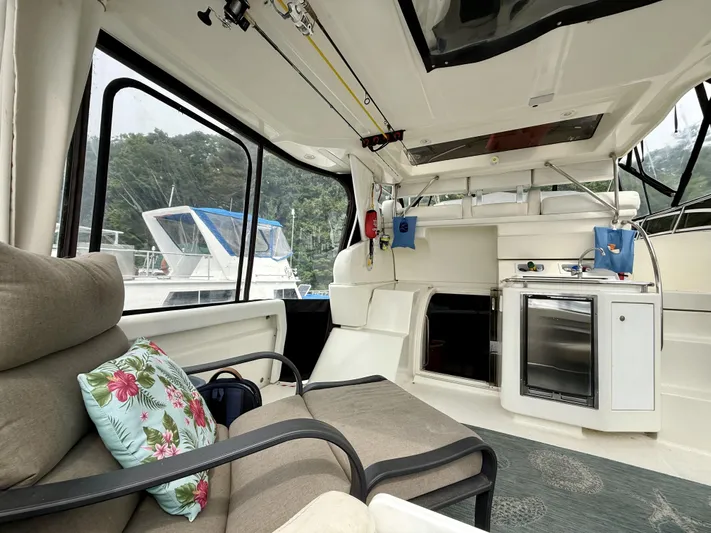  Yacht Photos Pics Interior of a 1997 Silverton 402 Motor Yacht with seating and kitchenette.