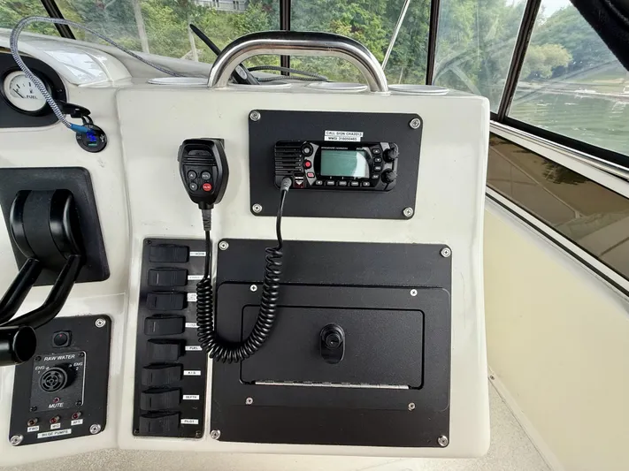  Yacht Photos Pics 1997 Silverton 402 Motor Yacht dashboard with radio and control panel.