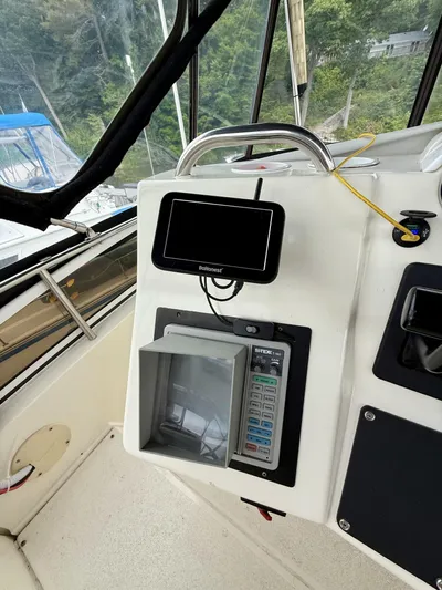  Yacht Photos Pics 1997 Silverton 402 Motor Yacht helm with navigation equipment and control panel.