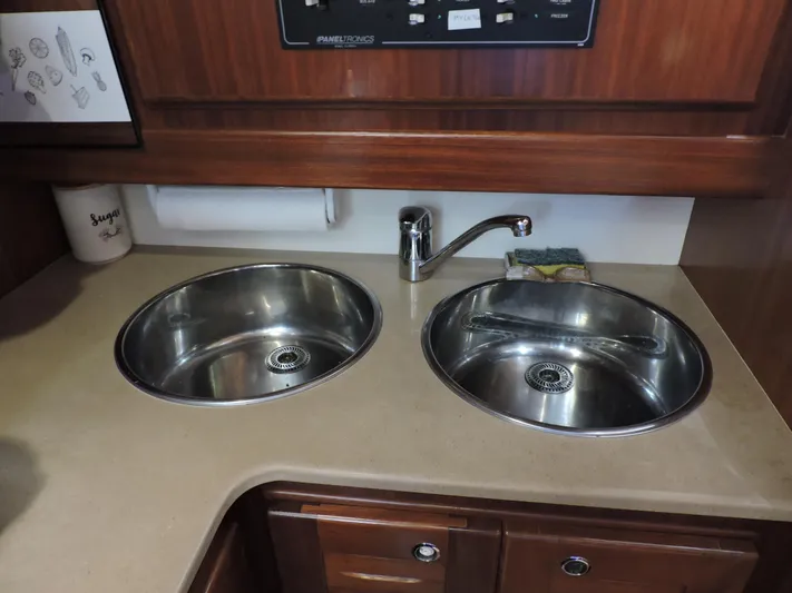 Bransun Yacht Photos Pics Sinks