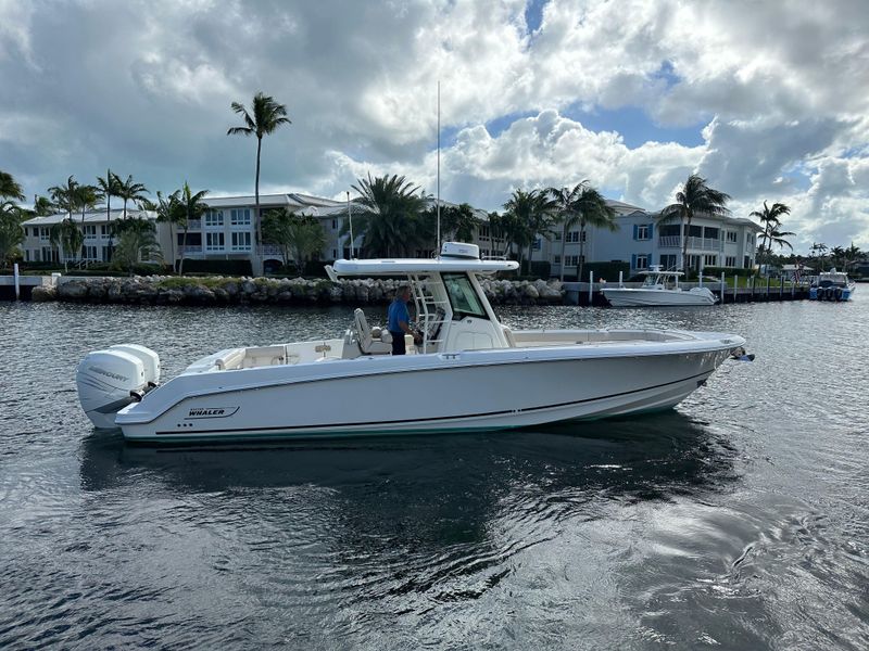 2018 Boston Whaler 330 Outrage