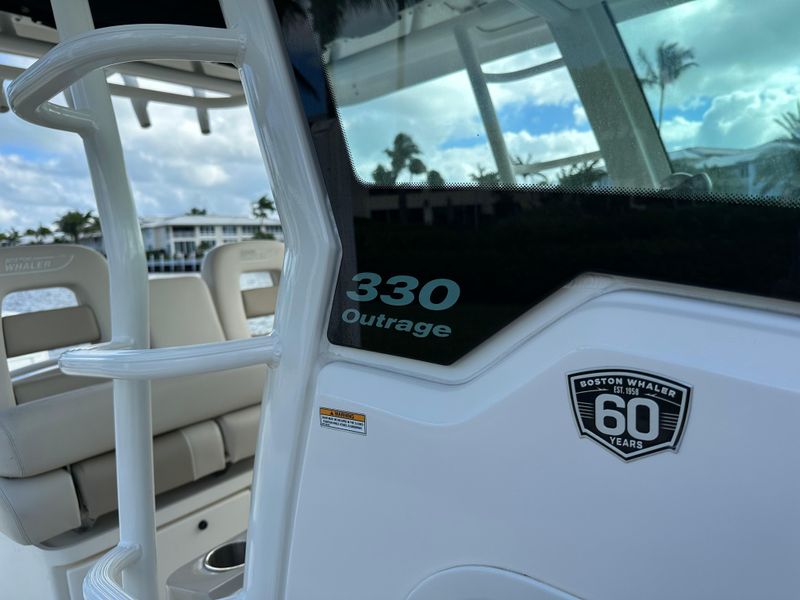 2018 Boston Whaler 330 Outrage
