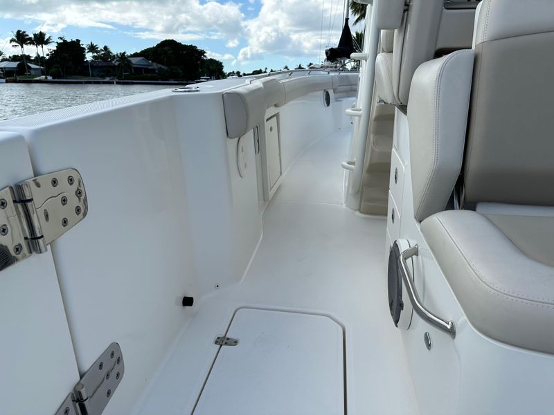 2018 Boston Whaler 330 Outrage