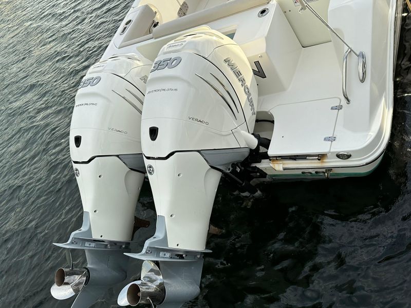 2018 Boston Whaler 330 Outrage