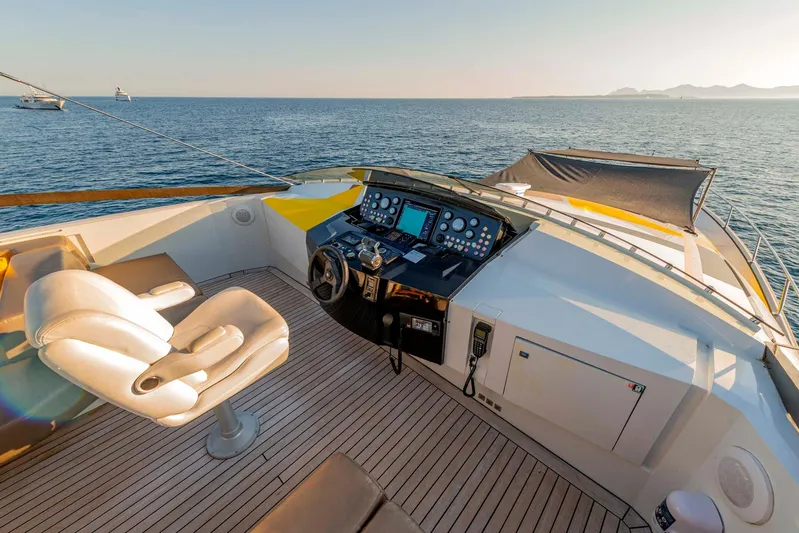 Quantum Yacht Photos Pics 