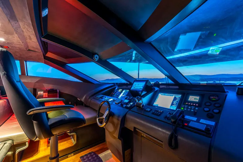 Quantum Yacht Photos Pics 