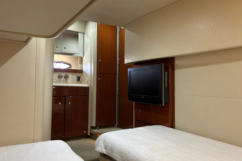  Yacht Photos Pics Interior of 2009 Formula 45 Yacht featuring a cozy cabin with TV and bathroom.