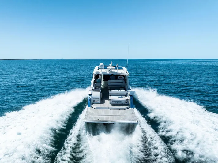 Motorboatin Yacht Photos Pics 2021 Formula 380SSX MOTORBOATIN