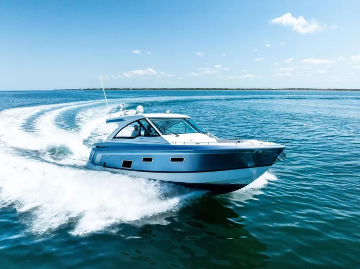 Motorboatin Yacht Photos Pics 2021 Formula 380SSX MOTORBOATIN