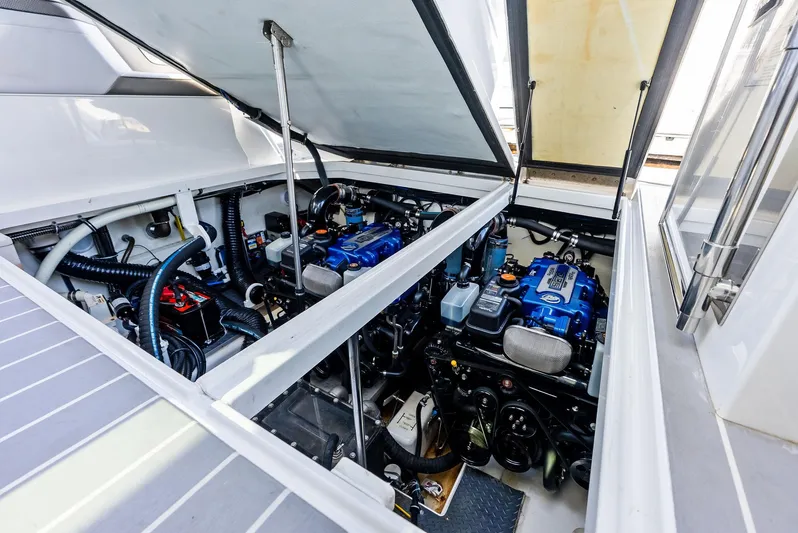 Motorboatin Yacht Photos Pics 2021 Formula 380SSX MOTORBOATIN