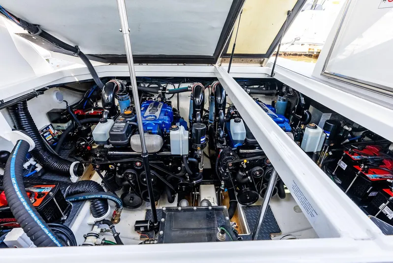 Motorboatin Yacht Photos Pics 2021 Formula 380SSX MOTORBOATIN