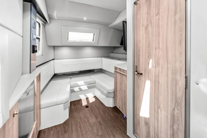 Motorboatin Yacht Photos Pics 2021 Formula 380SSX MOTORBOATIN