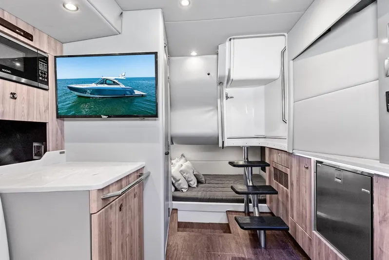 Motorboatin Yacht Photos Pics 2021 Formula 380SSX MOTORBOATIN