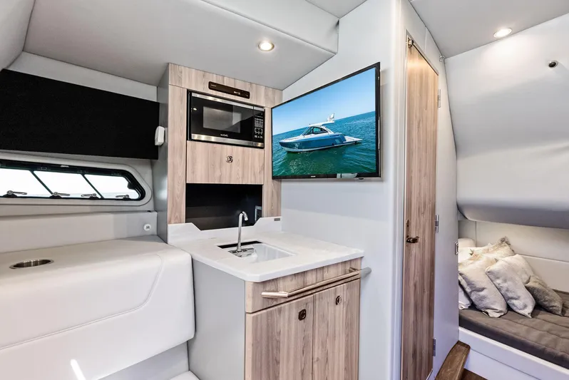 Motorboatin Yacht Photos Pics 2021 Formula 380SSX MOTORBOATIN