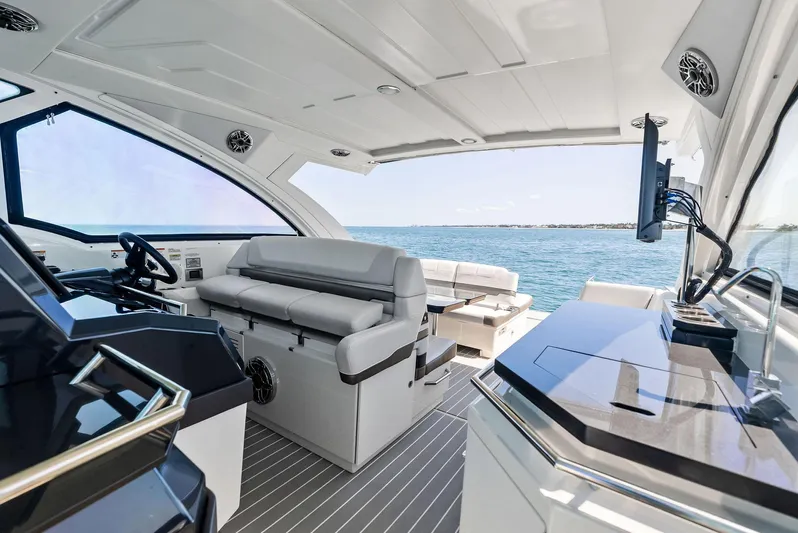 Motorboatin Yacht Photos Pics 2021 Formula 380SSX MOTORBOATIN