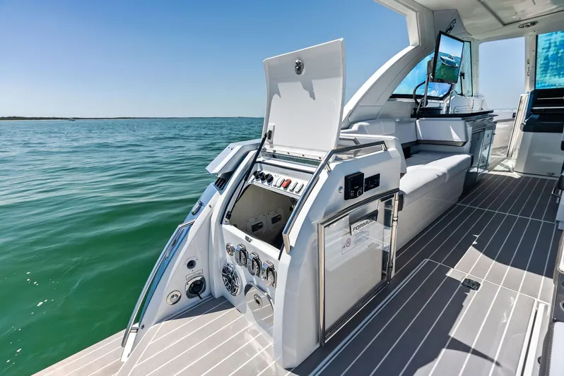 Motorboatin Yacht Photos Pics 2021 Formula 380SSX MOTORBOATIN