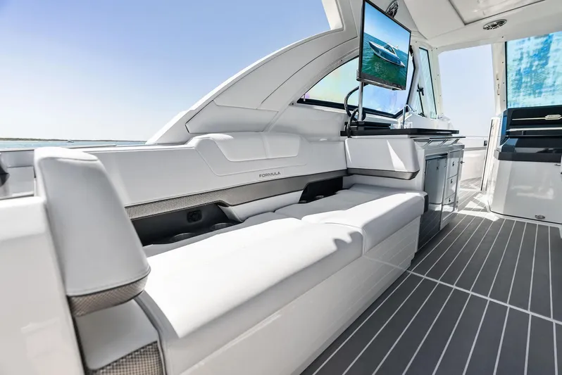 Motorboatin Yacht Photos Pics 2021 Formula 380SSX MOTORBOATIN