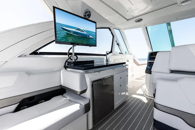 Motorboatin Yacht Photos Pics 2021 Formula 380SSX MOTORBOATIN