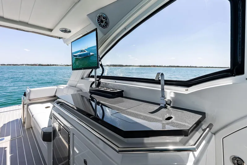 Motorboatin Yacht Photos Pics 2021 Formula 380SSX MOTORBOATIN