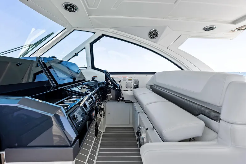 Motorboatin Yacht Photos Pics 2021 Formula 380SSX MOTORBOATIN