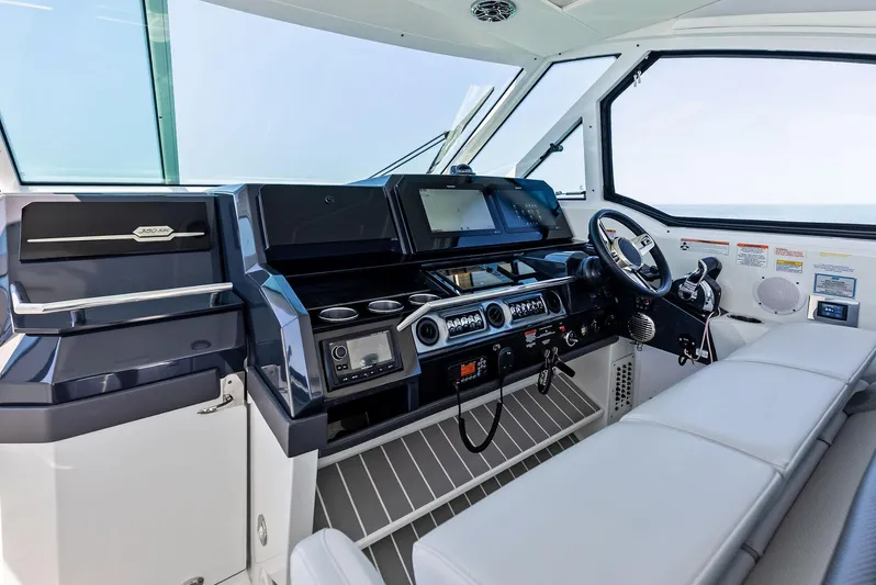 Motorboatin Yacht Photos Pics 2021 Formula 380SSX MOTORBOATIN