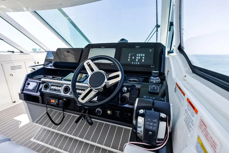 Motorboatin Yacht Photos Pics 2021 Formula 380SSX MOTORBOATIN