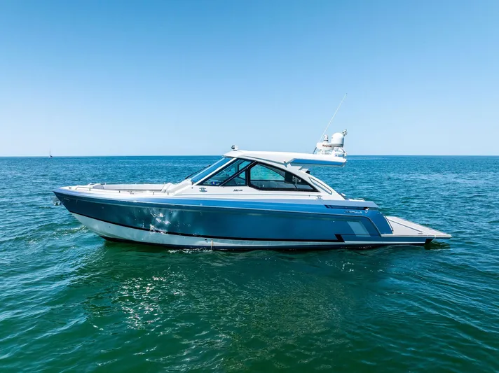 Motorboatin Yacht Photos Pics 2021 Formula 380SSX MOTORBOATIN