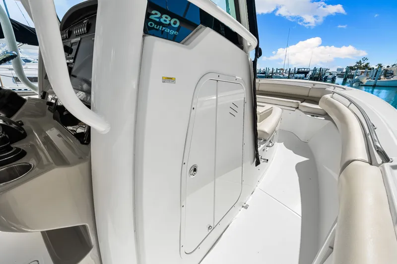  Yacht Photos Pics 2017 Boston Whaler 280 Outrage boat interior view.
