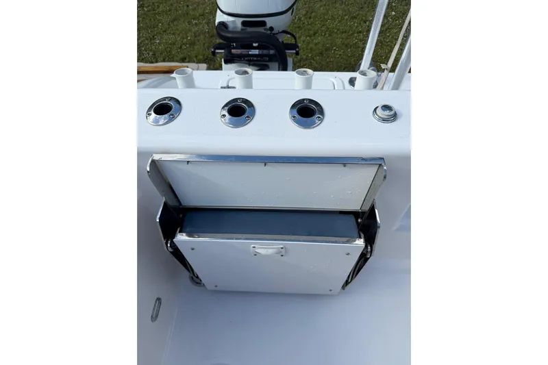  Yacht Photos Pics 2025 Twin Vee 260 GFX2 CC boat console with rod holders and storage compartment.