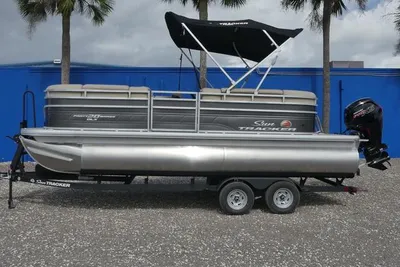 Sun Tracker Party Barge 20 DLX