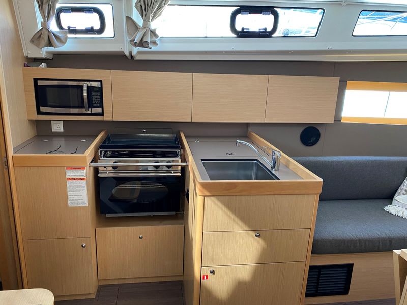 2018 Beneteau Oceanis 38.1