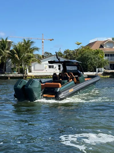 New 2025 Skipper 38 Twin 400 V10 Yacht Photos Pics 2025 Skipper-BSK 38 boat cruising on a sunny day near waterfront homes.