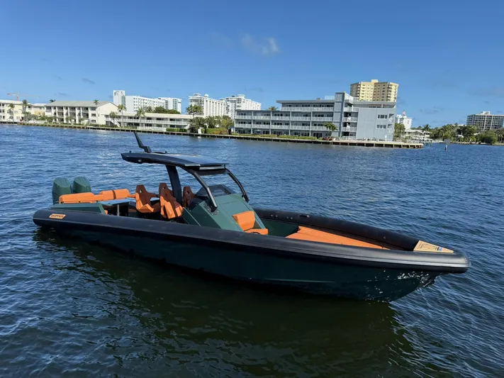 New 2025 Skipper 38 Twin 400 V10 Yacht Photos Pics 2025 Skipper-BSK 38 boat on water, modern design, cityscape background, clear blue sky.