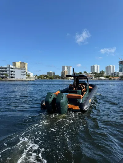 New 2025 Skipper 38 Twin 400 V10 Yacht Photos Pics Skipper-BSK 38 boat cruising on water, city skyline in background, 2025 model.