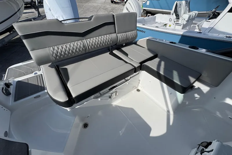  Yacht Photos Pics 2026 Monterey Elite 25 OB boat with luxurious seating and modern design.