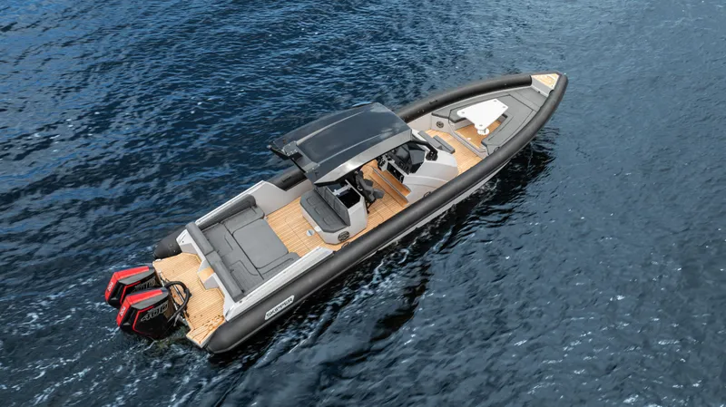 Skipper 38 Twin Mercury 400 V10 Verado Yacht Photos Pics 2025 Skipper-BSK 38 boat on water, featuring sleek design and dual engines.