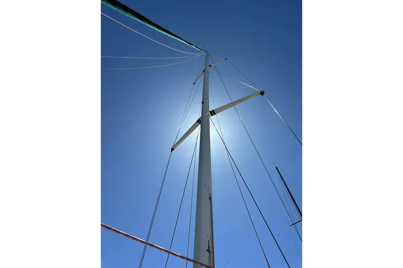 Ma Jolie Yacht Photos Pics Mast of 1996 J Boats J/120 sailboat against clear blue sky.