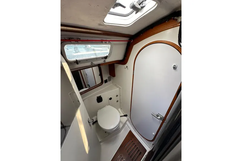 Ma Jolie Yacht Photos Pics Interior of 1996 J Boats J/120 sailboat bathroom with toilet and porthole.
