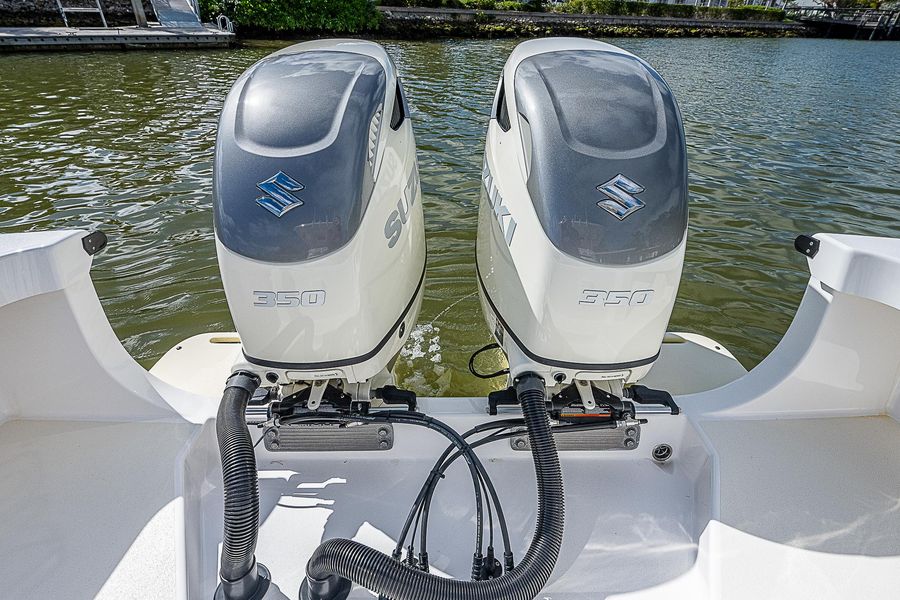 2020 Albury Brothers 33 Center Console