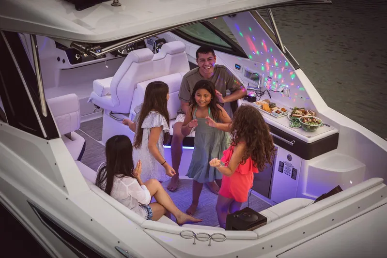  Yacht Photos Pics Group enjoying a party on a 2025 Sea Ray Sundancer 320 yacht.