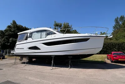 2025 Sealine C390