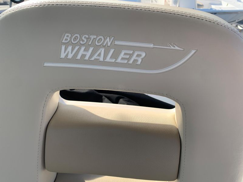 2019 Boston Whaler 330 Outrage