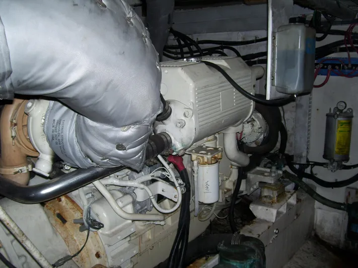  Yacht Photos Pics Engine room of 1999 Bayliner 5788 Pilot House Motoryacht, showcasing mechanical components and wiring.