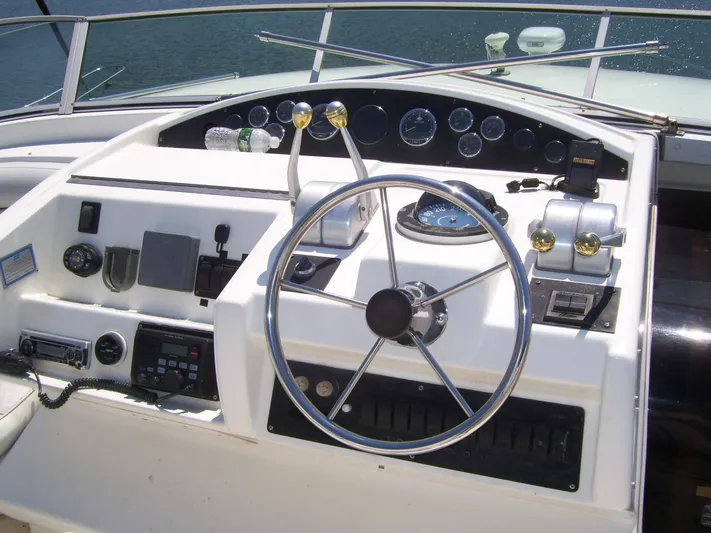  Yacht Photos Pics 1999 Bayliner 5788 Pilot House Motoryacht helm with steering wheel and control panel.