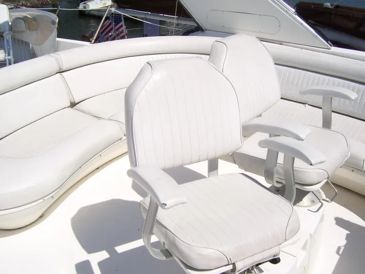  Yacht Photos Pics White seating area on 1999 Bayliner 5788 Pilot House Motoryacht deck.
